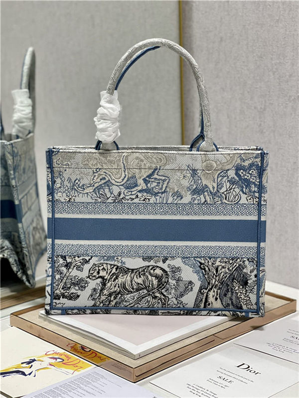 MEDIUM Dior BOOK TOTE Gradient Toile de Jouy Embroidery Blue High