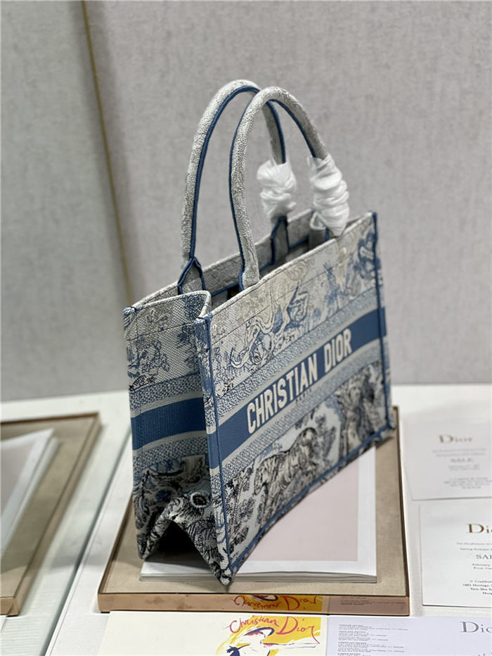 MEDIUM Dior BOOK TOTE Gradient Toile de Jouy Embroidery Blue High