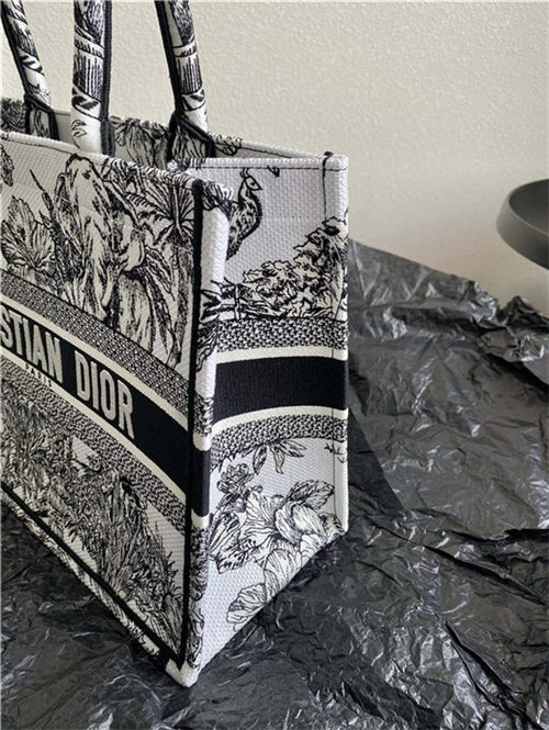 MEDIUM Dior BOOK TOTE Toile de Jouy Voyage Embroidery Black/White High