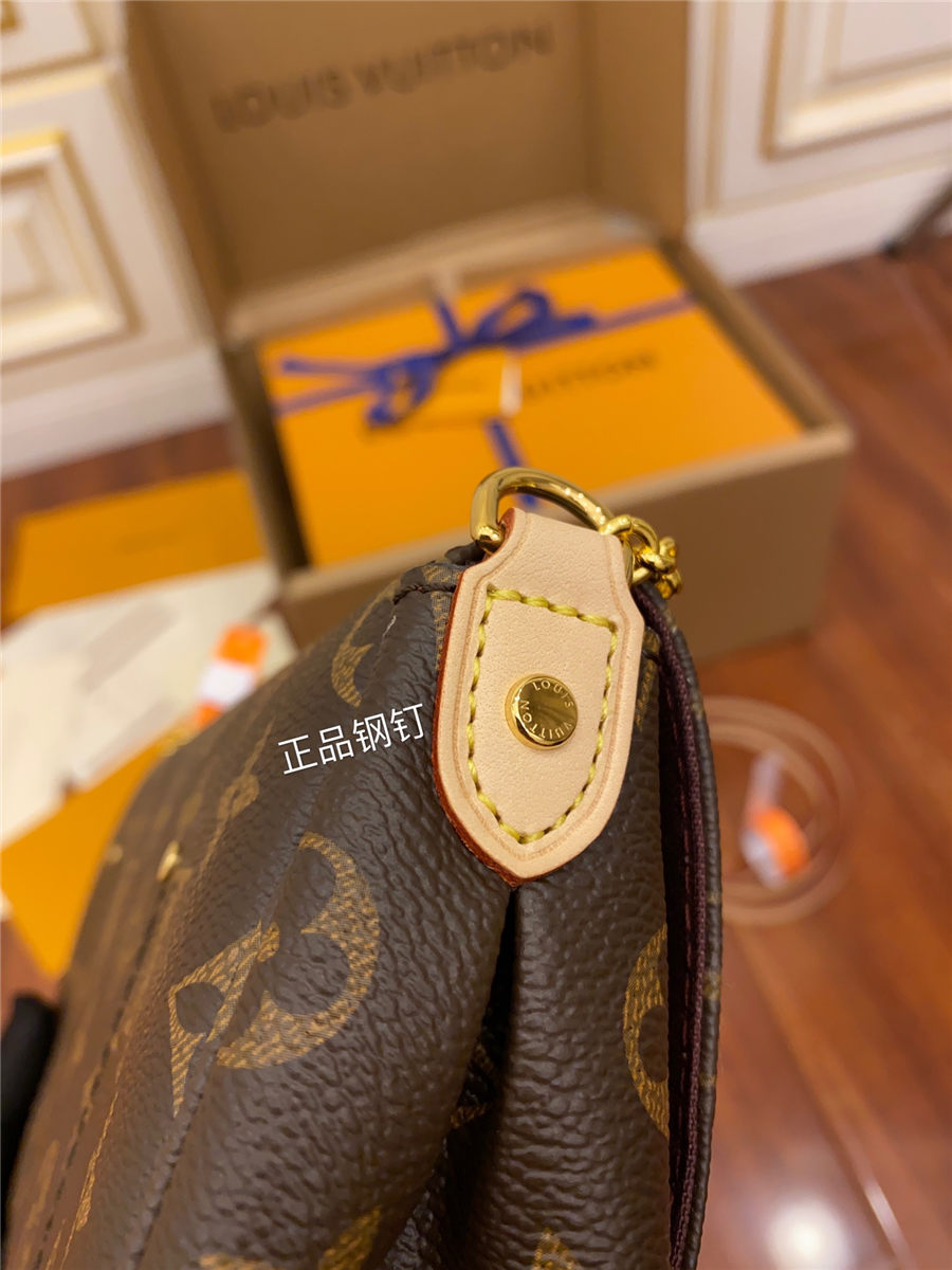 Louis Vuitton Favorite MM Bag Monogram Canvas M40718 Top