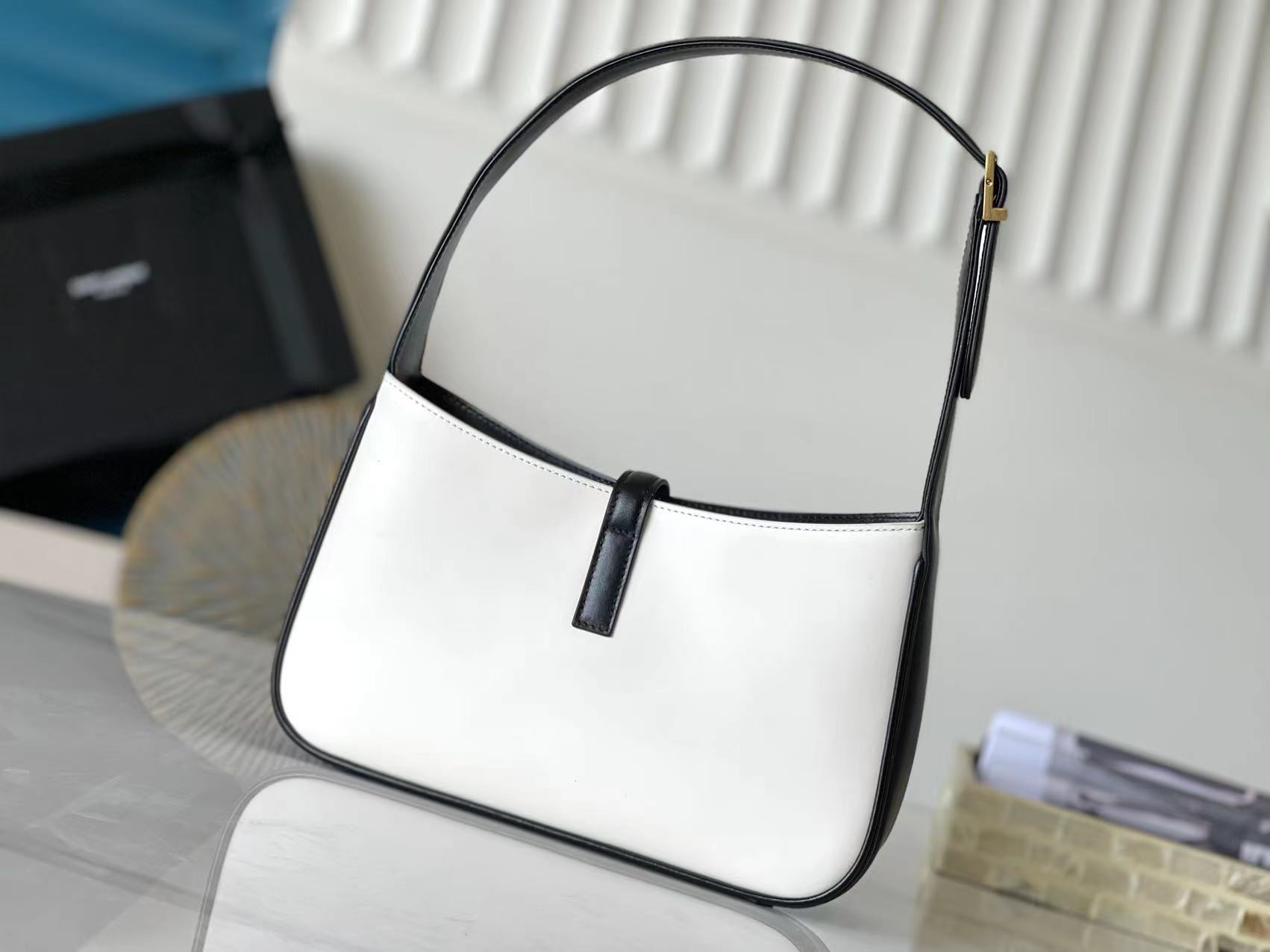 LE 5 À 7 HOBO BAG IN VEGETABLE-TANNED LEATHER Black/White High