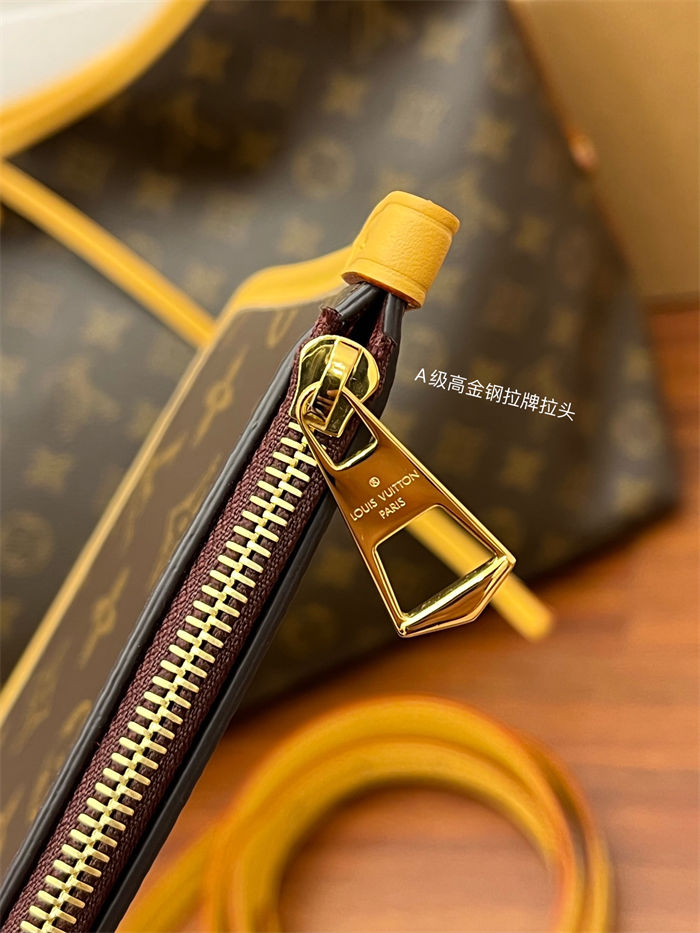 Louis Vuitton CARRYALL MM Monogram coated canvas M46197 Top