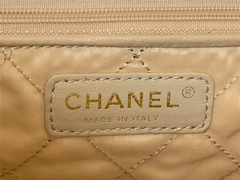 Chanel 22 MEDIUM HANDBAG Shiny Calfskin & Gold-Tone Metal AS3261 White High