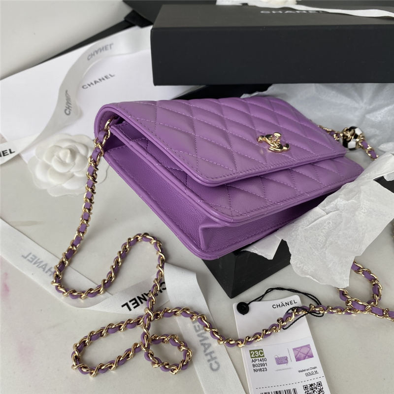 WALLET ON CHAIN Lambskin & Gold-Tone Metal AP1450 Purple A