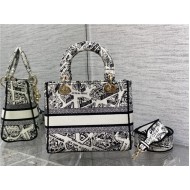 MEDIUM LADY D-LITE BAG Plan de Paris Embroidery White/Black High