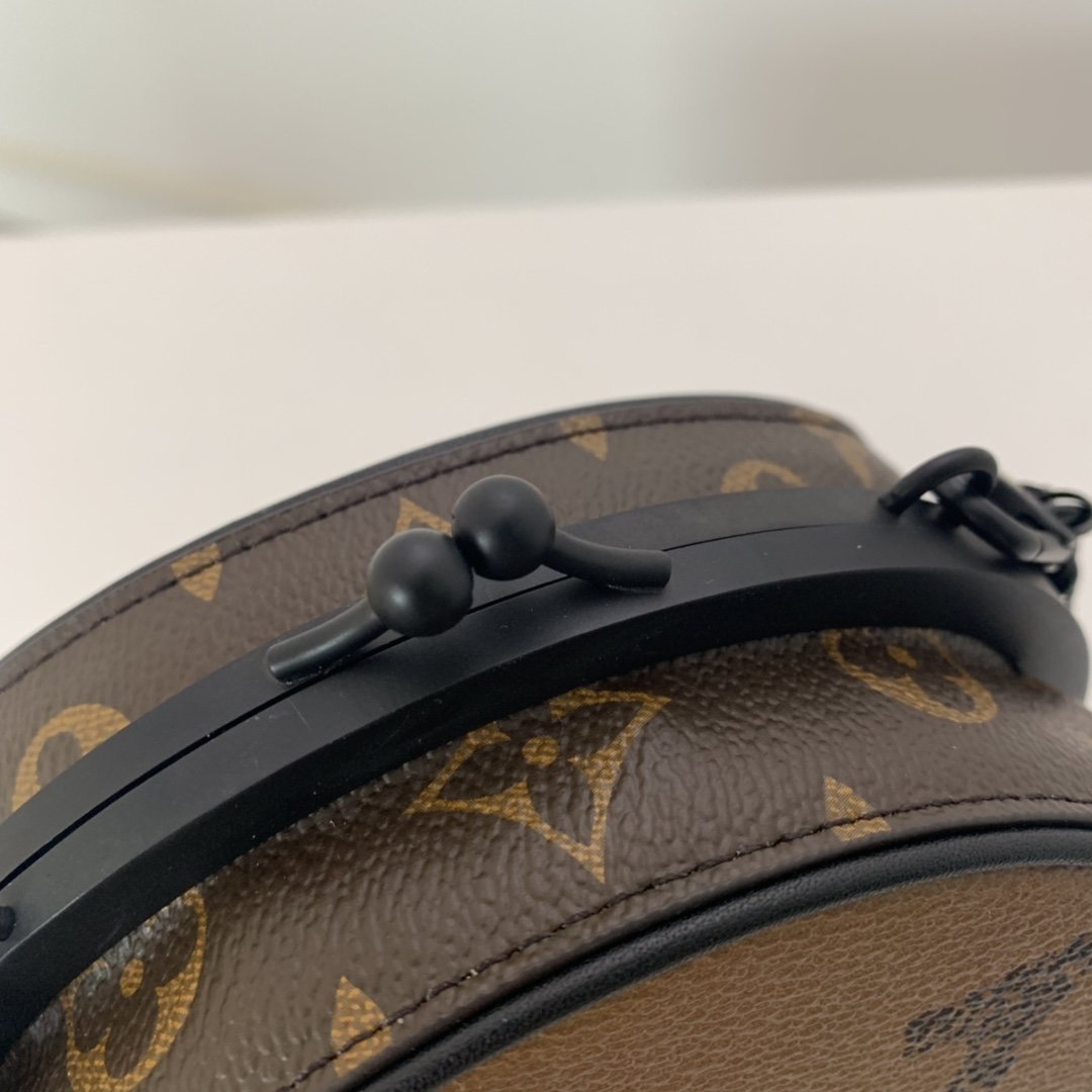 Louis Vuitton BOURSICOT BC Giant Monogram Reverse High