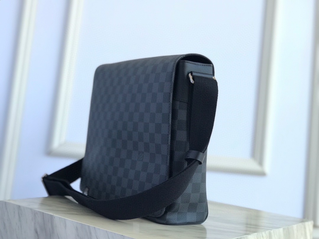 Louis Vuitton DISTRICT MM Damier Graphite High