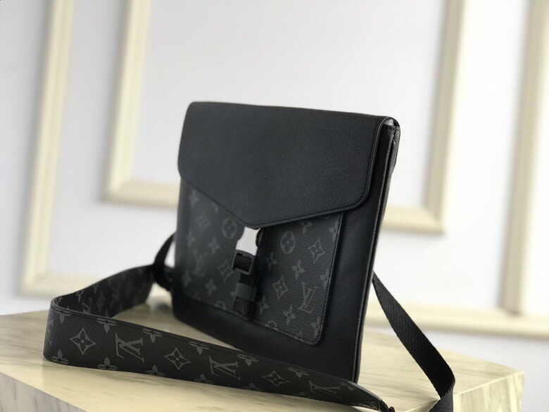 Louis Vuitton OUTDOOR FLAP MESSENGER Taiga Black High